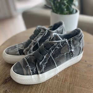 Blowfish Women’s Malibu Canvas Sneaker Sz8 camouflage